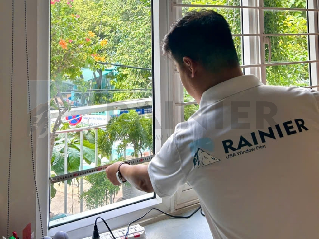 Kỹ thuật viên Rainier dán phim cách nhiệt nhà kính quận 7