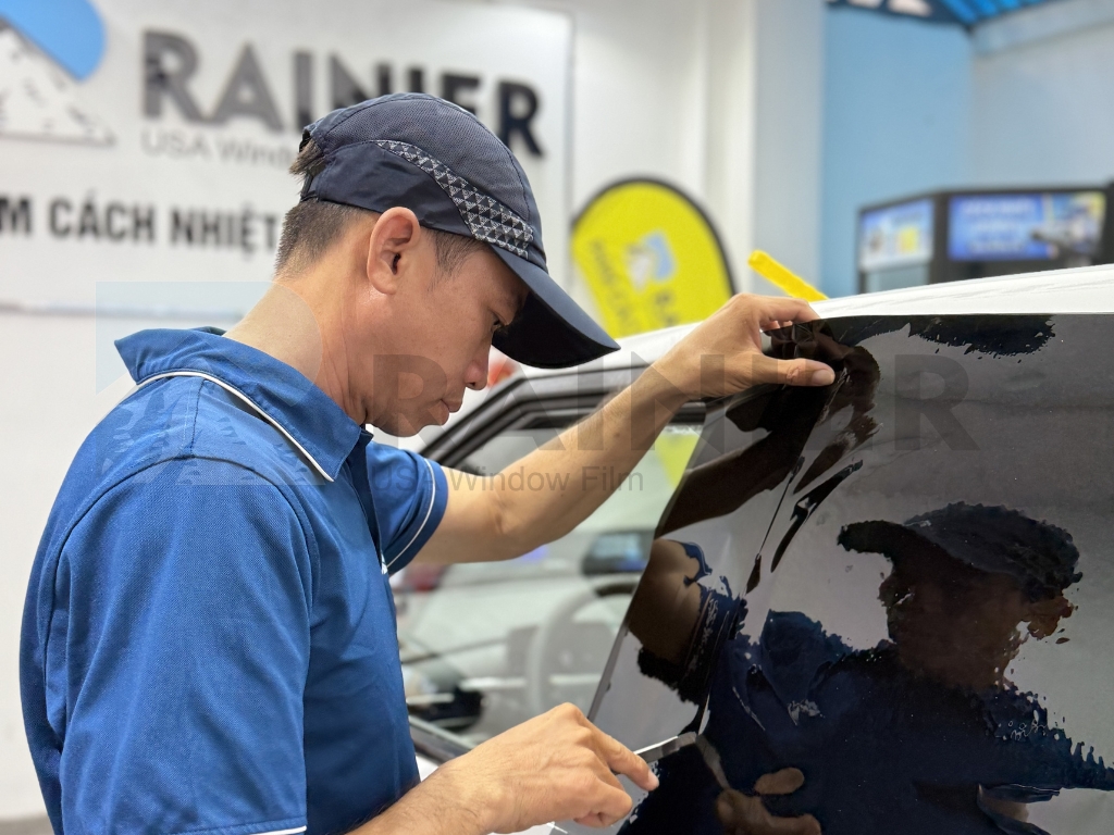 Quy trình thi công phim cách nhiệt đổi màu của Rainier