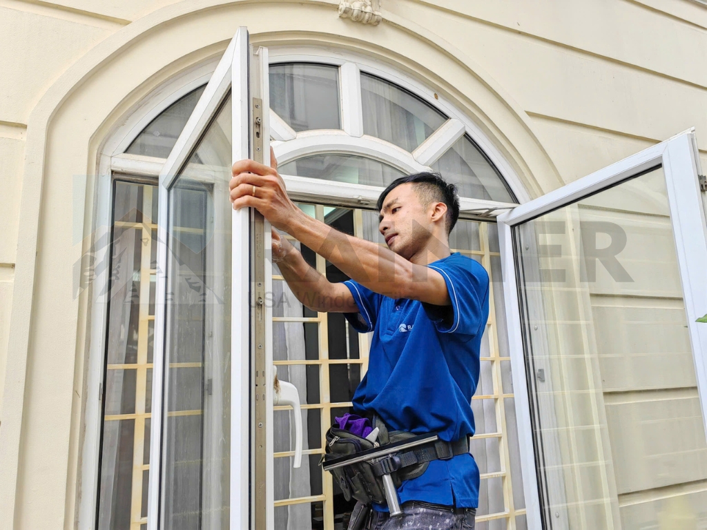 Kỹ thuật viên Rainier dán phim cửa kính tại biệt thự của khách hàng quận 1