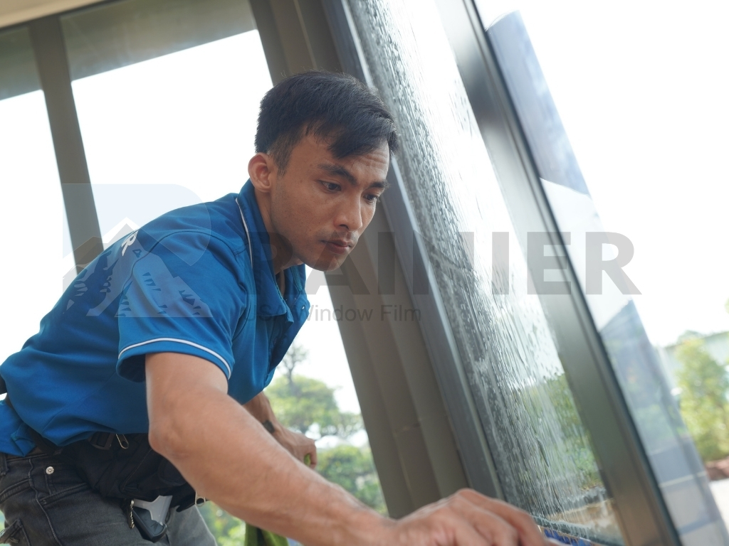 Kỹ thuật viên Rainier dán phim cách nhiệt nhà kính tại quận 10
