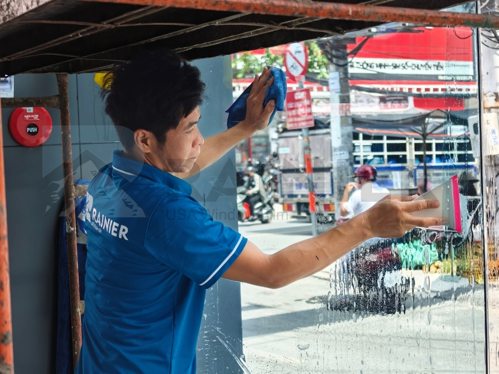 Kỹ thuật viên Rainier thi công dán phim cách nhiệt nhà kính quận 11