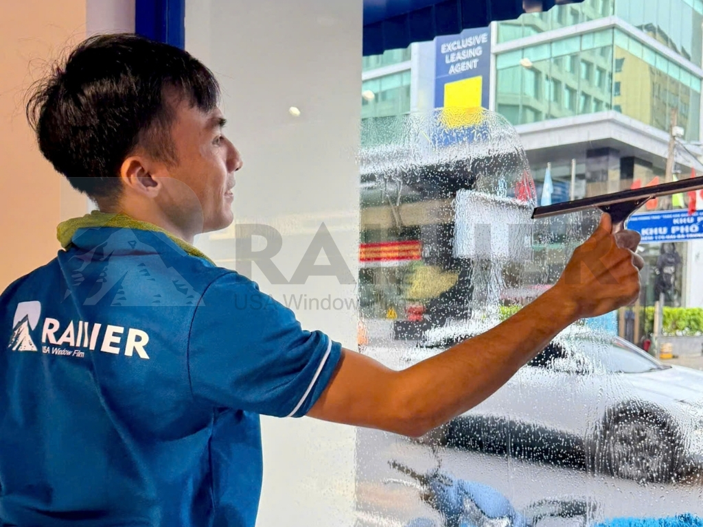 Kỹ thuật viên Rainier dán phim cách nhiệt nhà kính quận 8