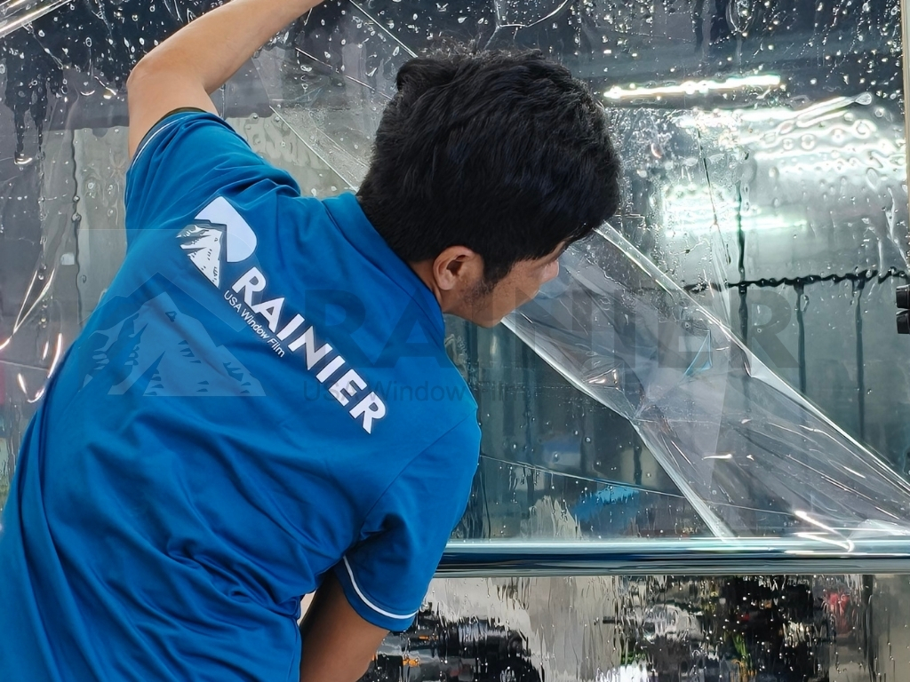 Kỹ thuật viên Rainier dán phim cách nhiệt nhà kính quận 9