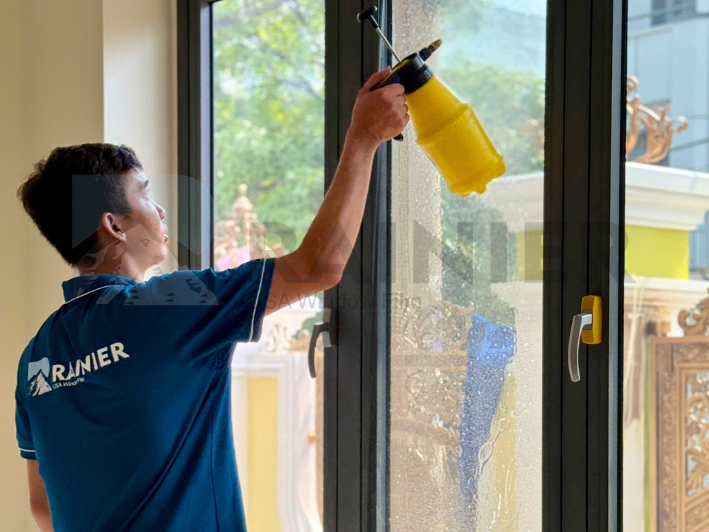 Kỹ thuật viên Rainier thi công dán phim cách nhiệt nhà kính quận 2