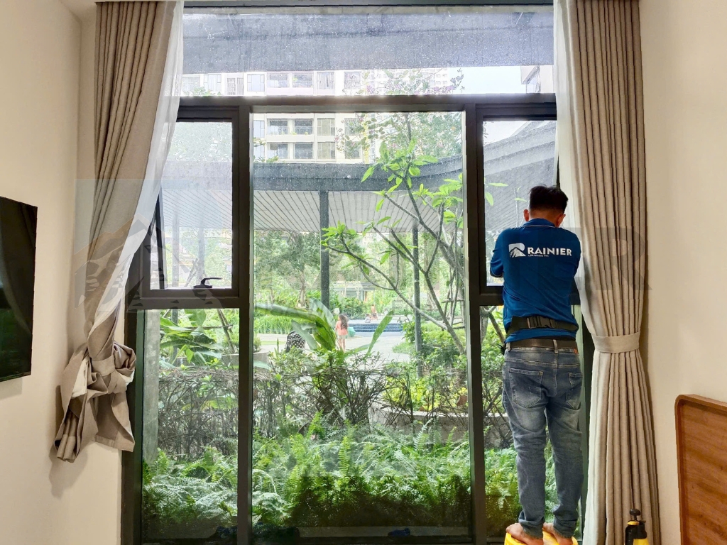 Thi công dán phim cách nhiệt nhà kính quận 5