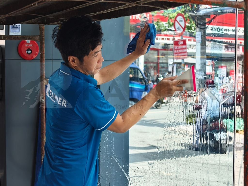 Kỹ thuật viên Rainier thi công dán phim cách nhiệt nhà kính tại Quận 6
