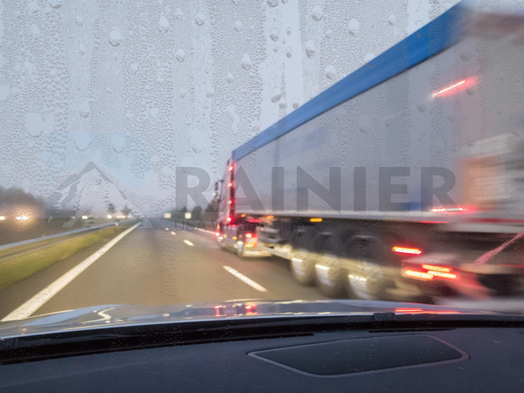 Tránh bám đuôi hoặc vượt xe lớn khi trời mưa