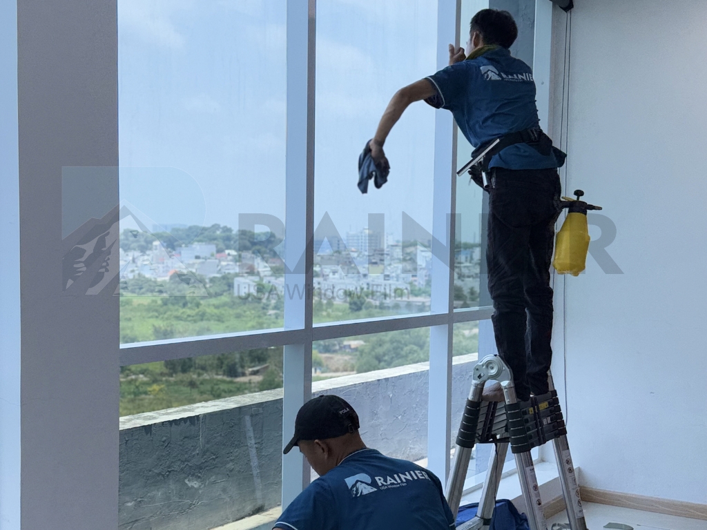 Quy trình thi công dán phim cách nhiệt nhà kính Đắk Nông