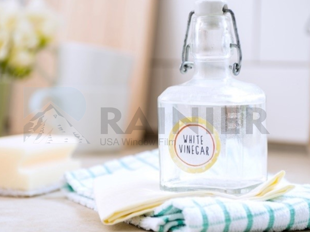 Sử dụng giấm trắng để lau cửa kính