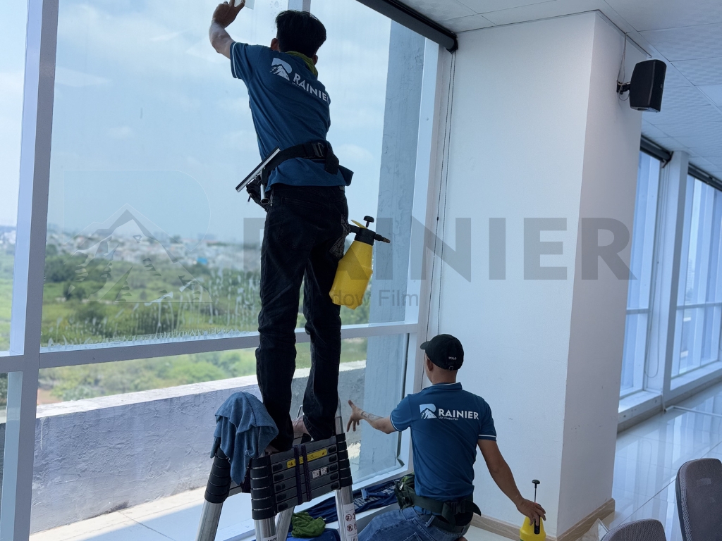 Kỹ thuật viên Rainier dán phim cách nhiệt nhà kính Hóc Môn