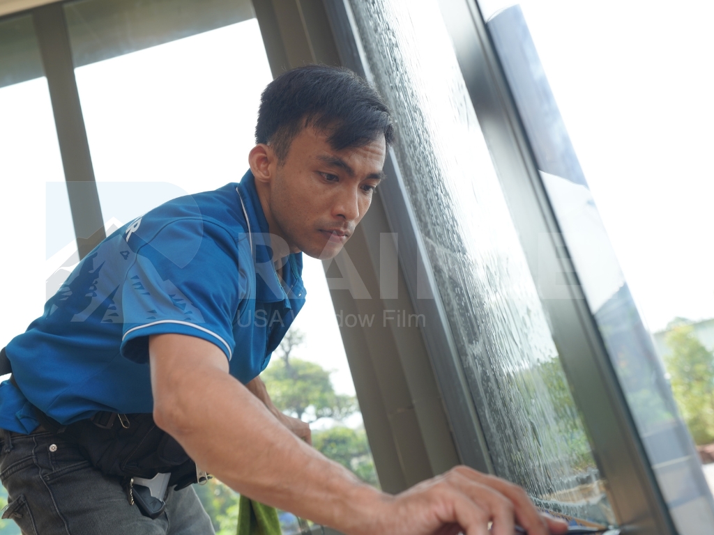 Kỹ thuật viên Rainier thi công dán phim cách nhiệt nhà kính Bến Tre