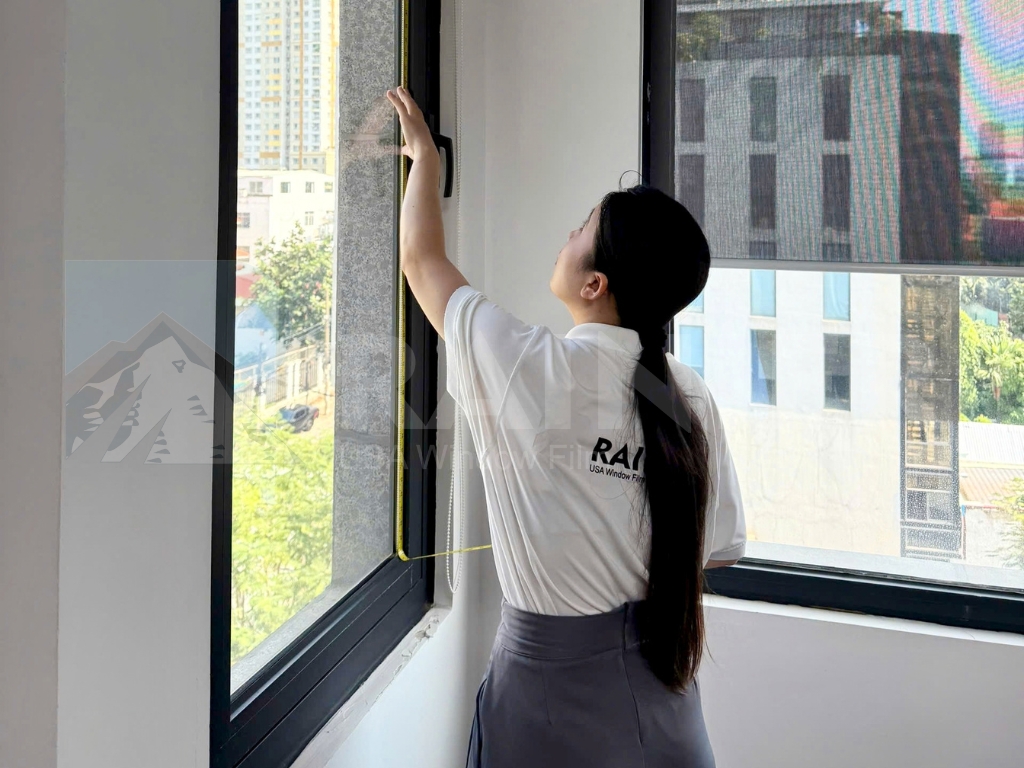 Kỹ thuật viên Rainier đo đạc cửa kính tại Bình Định