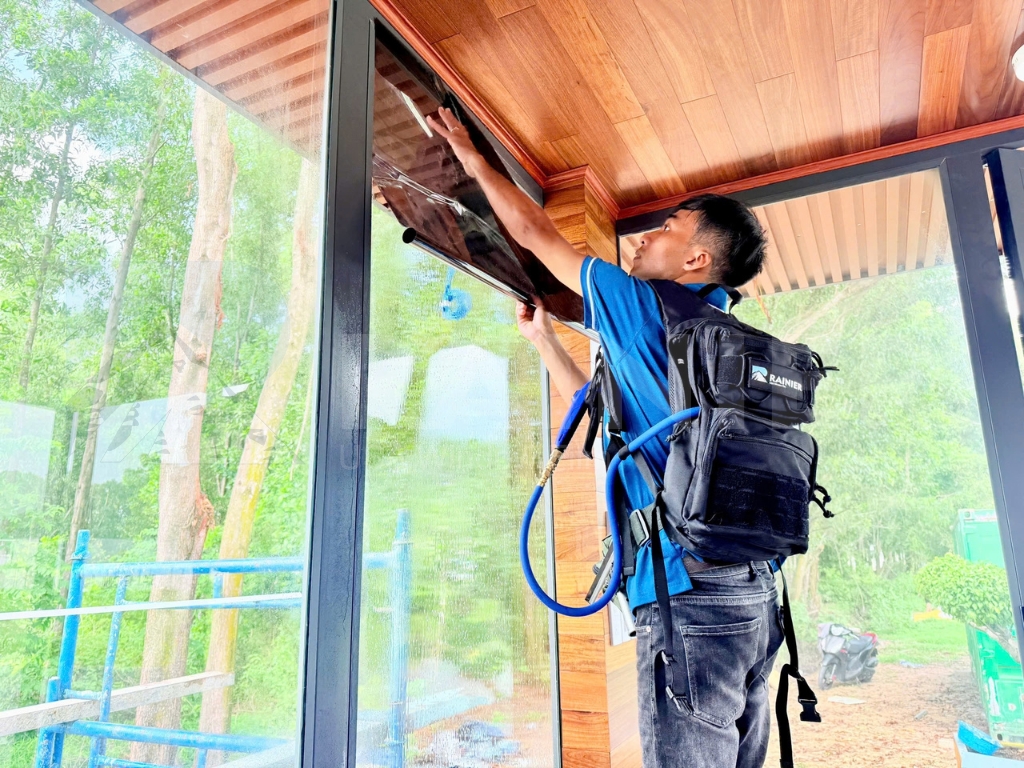 Kỹ thuật viên Rainier thi công dán phim cách nhiệt nhà kính Bình Phước