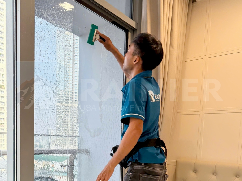 Kỹ thuật viên Rainier dán phim cách nhiệt nhà kính tại quận Bình Tân
