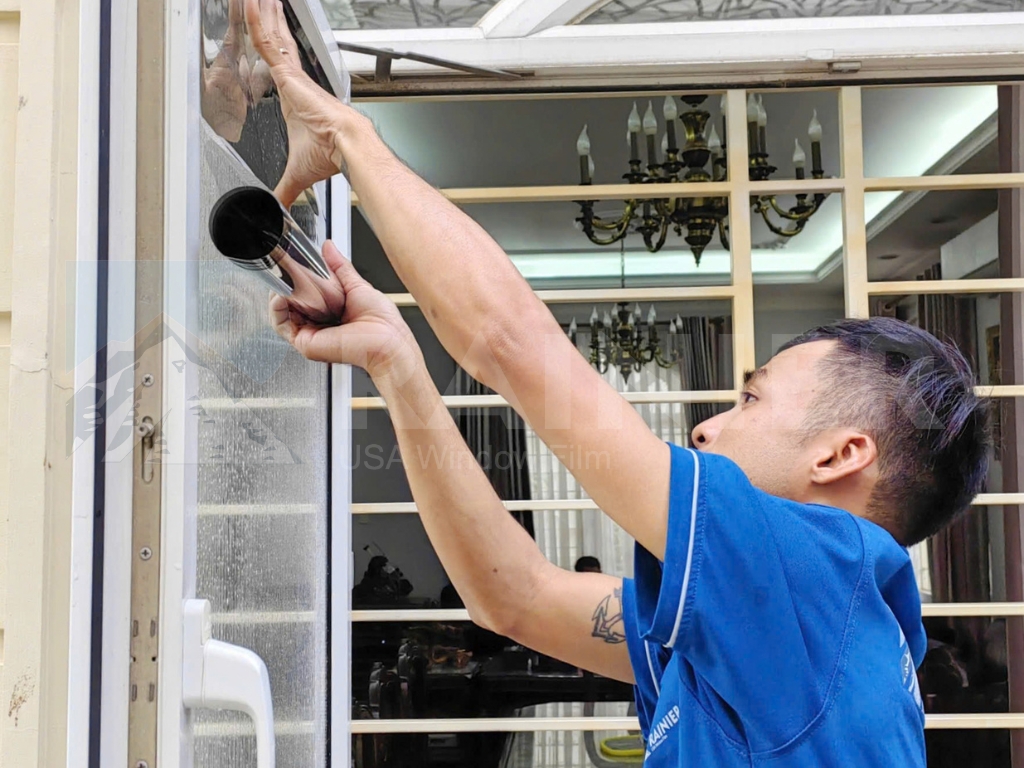 Kỹ thuật viên Rainier thi công dán phim cách nhiệt nhà kính Bình Thuận