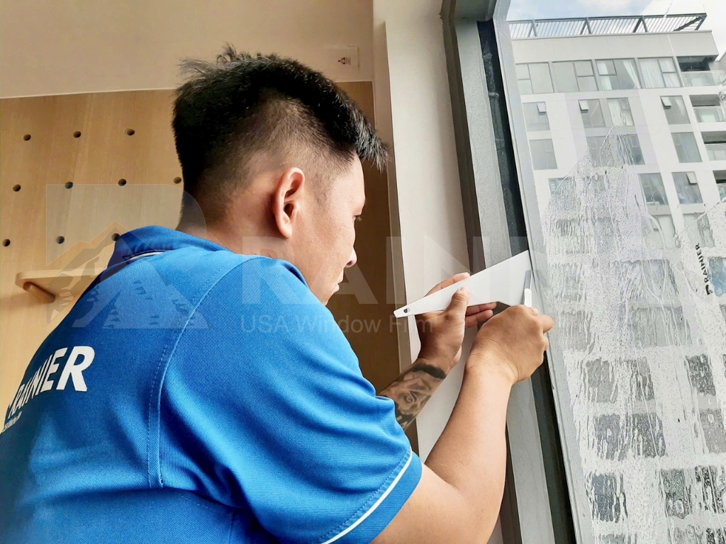 Kỹ thuật viên Rainier thi công dán phim cách nhiệt nhà kính Tân Bình