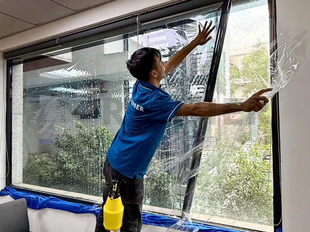 Dán phim cách nhiệt cho cửa kính, nhà kính