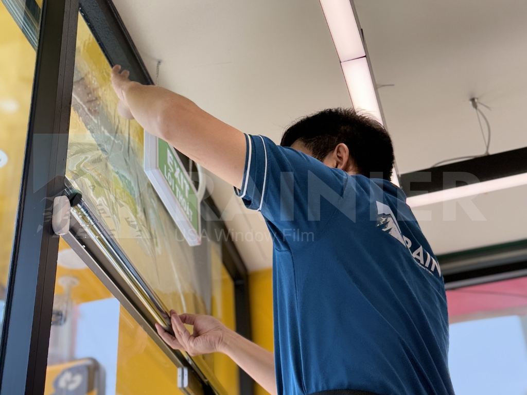 Kỹ thuật viên dán phim cách nhiệt nhà kính tại Hậu Giang