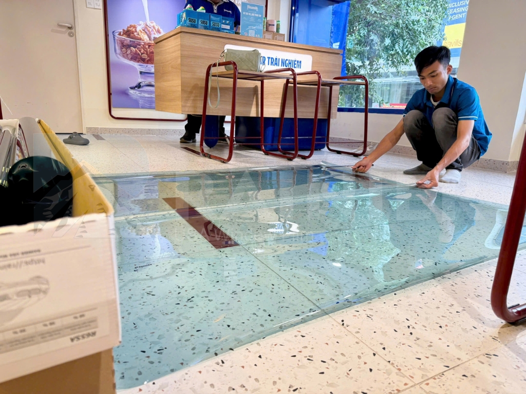 Kỹ thuật viên Rainier dán phim cách nhiệt nhà kính Hưng Yên