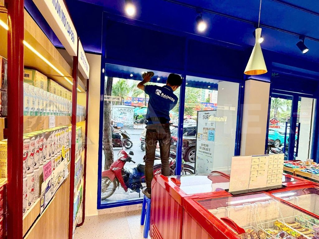 Kỹ thuật viên Rainier thi công dán phim cách nhiệt nhà kính Lạng Sơn