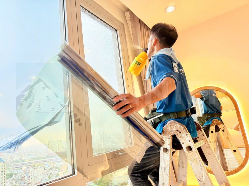 Kỹ thuật viên Rainier dán phim cách nhiệt nhà kính Lào Cai