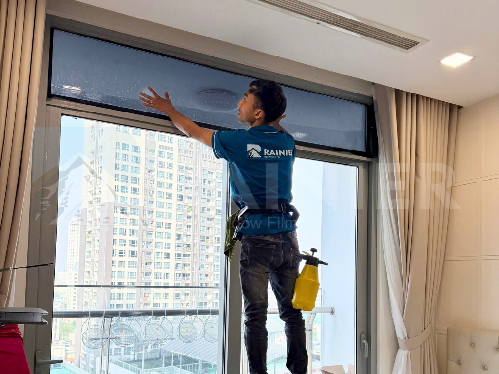 Kỹ thuật viên Rainier dán phim cách nhiệt nhà kính Gia Lai
