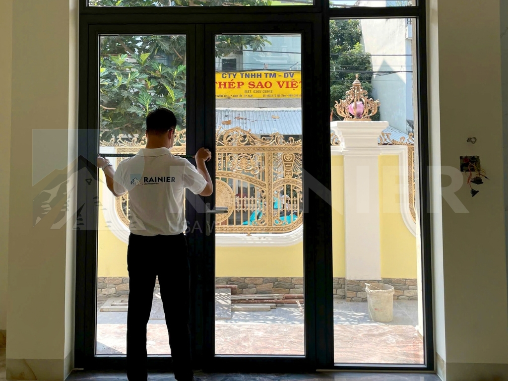 Kỹ thuật viên Rainier đo kích thước kính khi dán phim cách nhiệt