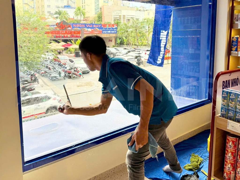 Quy trình thi công dán phim cách nhiệt nhà kính Hậu Giang