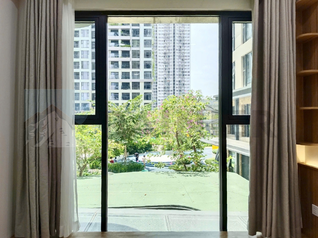 Vệ sinh và làm khô bề mặt kính
