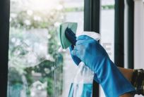 Lau cửa kính với nước xả vải